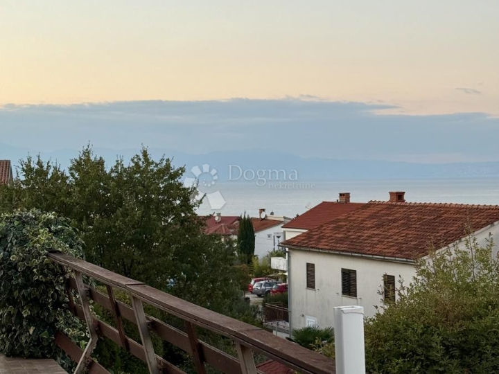 Kuća Njivice, svega 200 metara od mora