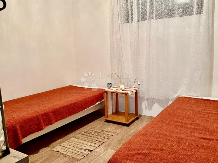 Kuća Njivice, svega 200 metara od mora