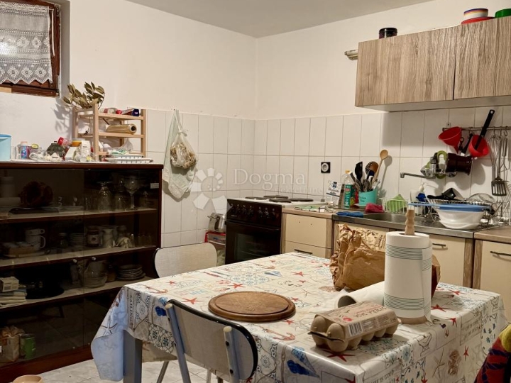 Kuća Njivice, svega 200 metara od mora