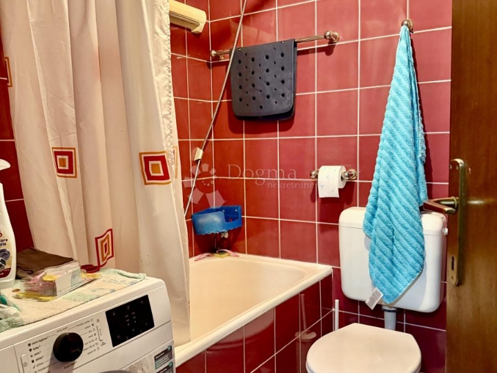 Kuća Njivice, svega 200 metara od mora