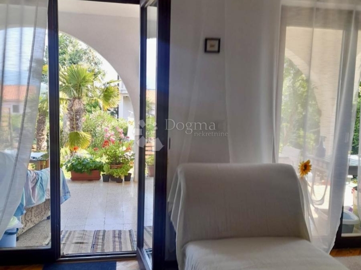 Kuća Njivice, svega 200 metara od mora