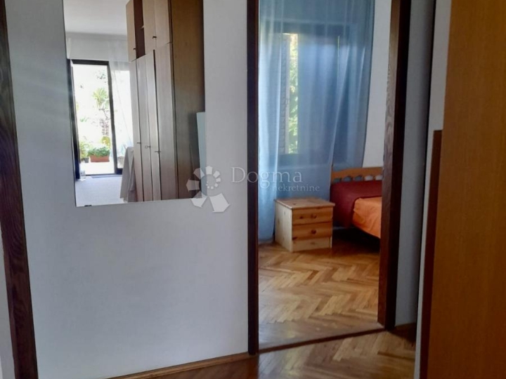 Kuća Njivice, svega 200 metara od mora