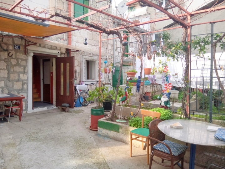 Varoš Split, dva stana i dvorište