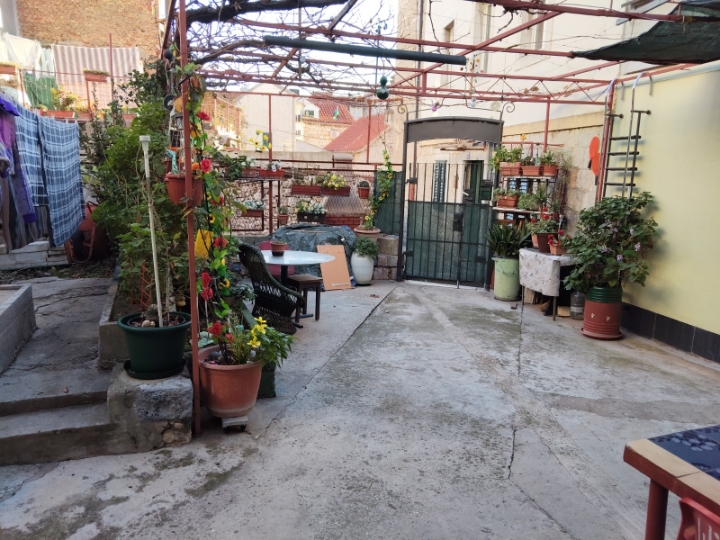 Varoš Split, dva stana i dvorište