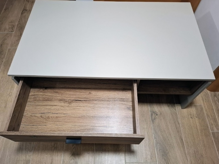 Stolić za dnevni boravak