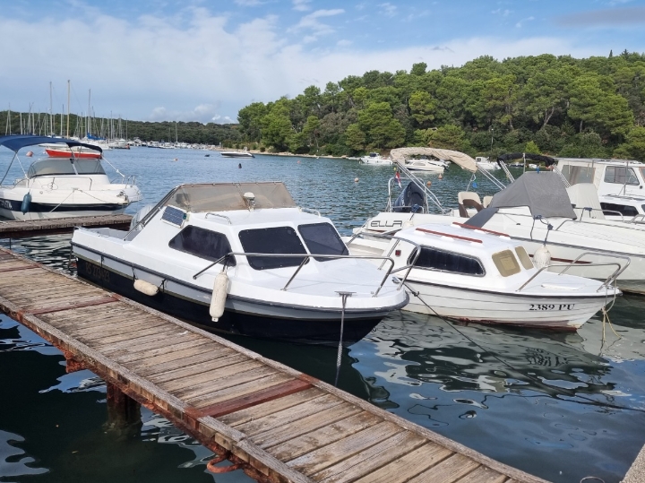 Gliser s motorom Honda 90