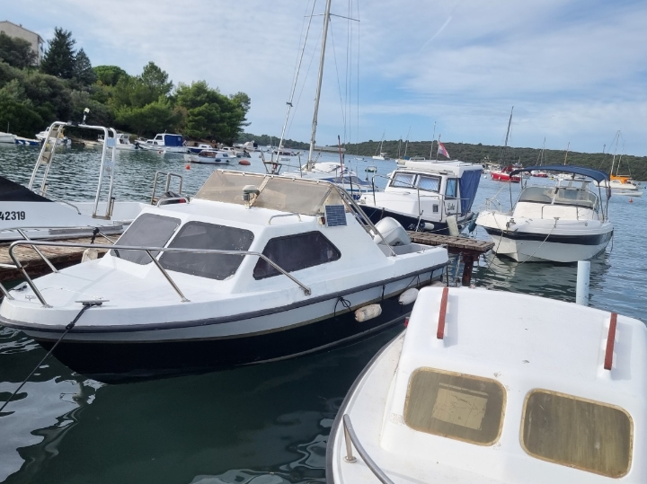 Gliser s motorom Honda 90