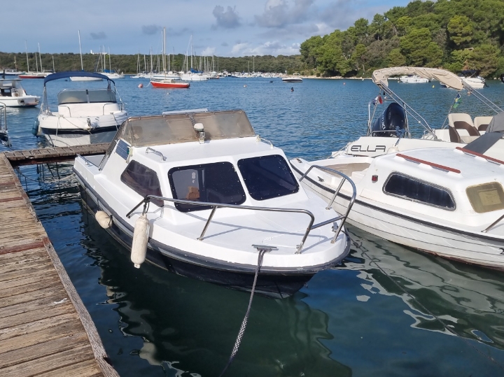 Gliser s motorom Honda 90