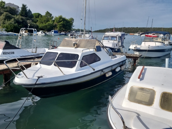 Gliser s motorom Honda 90