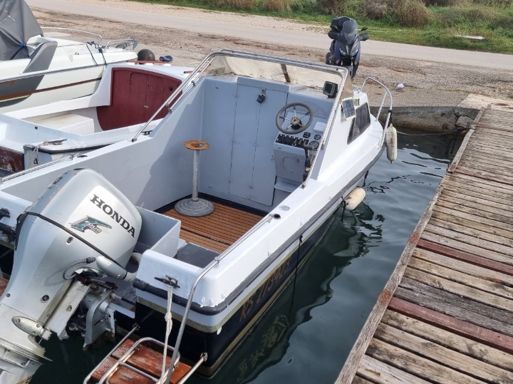 Gliser s motorom Honda 90