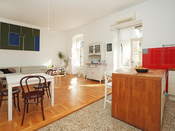 Stan kod tržnice s terasom