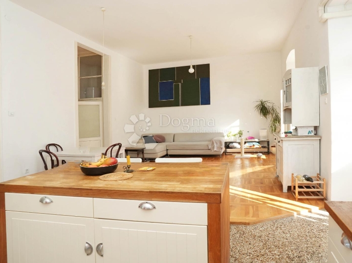 Stan kod tržnice s terasom