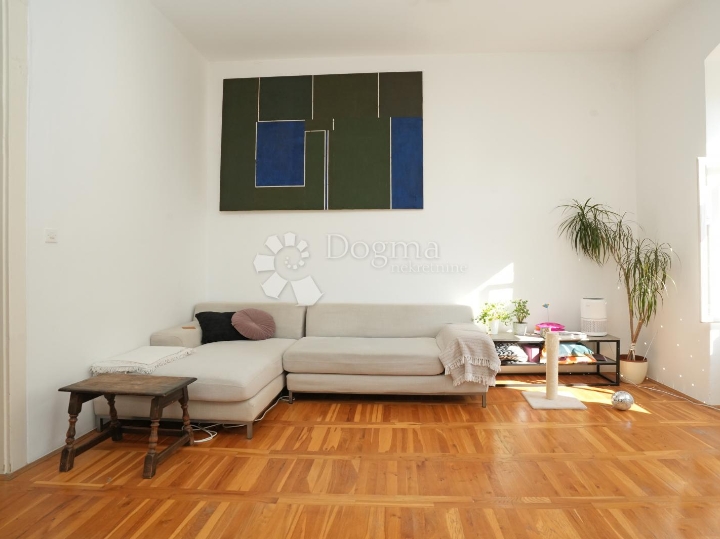 Stan kod tržnice s terasom