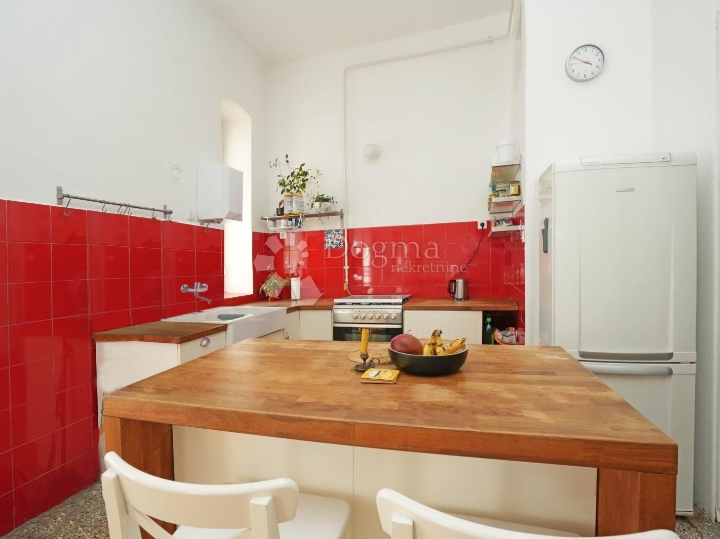 Stan kod tržnice s terasom