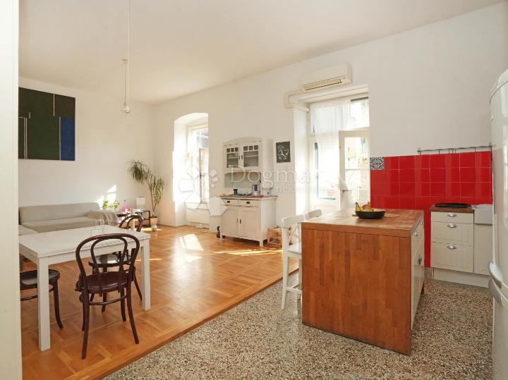 Stan kod tržnice s terasom