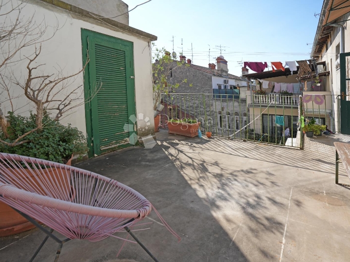 Stan kod tržnice s terasom