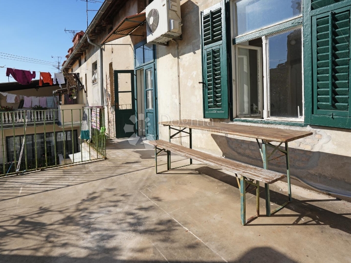 Stan kod tržnice s terasom