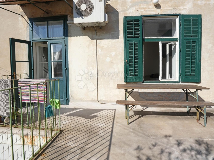 Stan kod tržnice s terasom