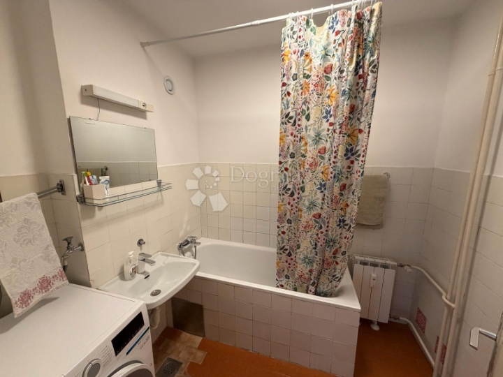 Rijeka, Rastočine, komforan stan 81 m2, balkon, jug, lift