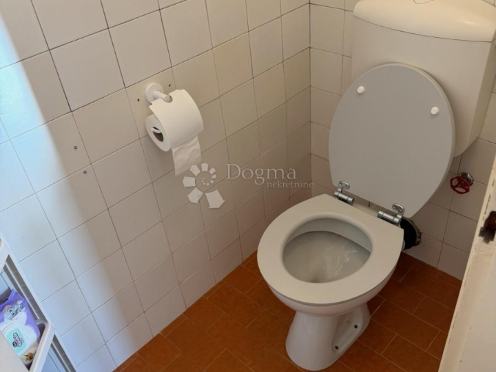 Rijeka, Rastočine, komforan stan 81 m2, balkon, jug, lift