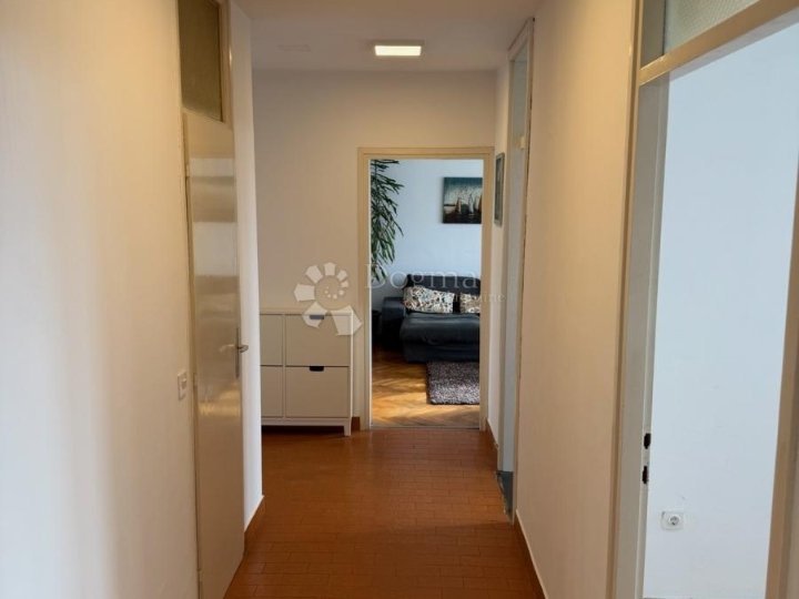 Rijeka, Rastočine, komforan stan 81 m2, balkon, jug, lift