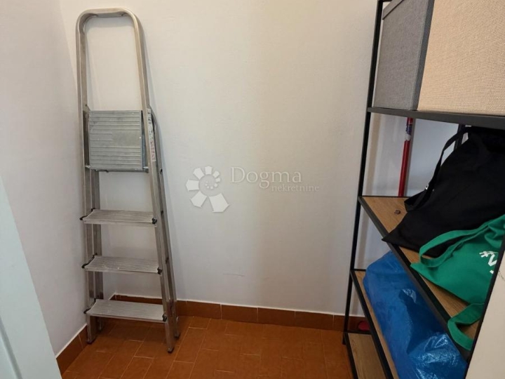 Rijeka, Rastočine, komforan stan 81 m2, balkon, jug, lift