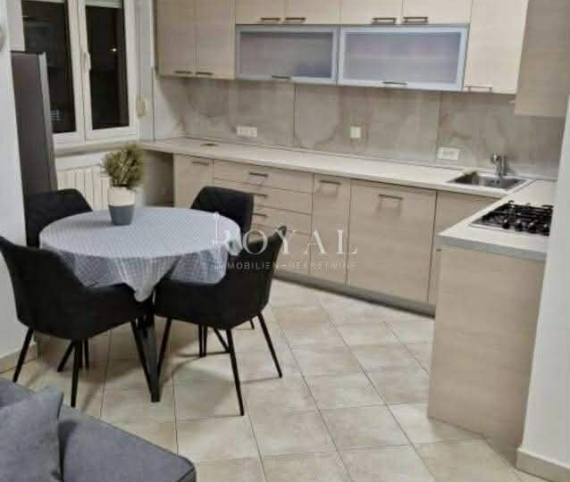 Iznajmljuje se stan na Hostima