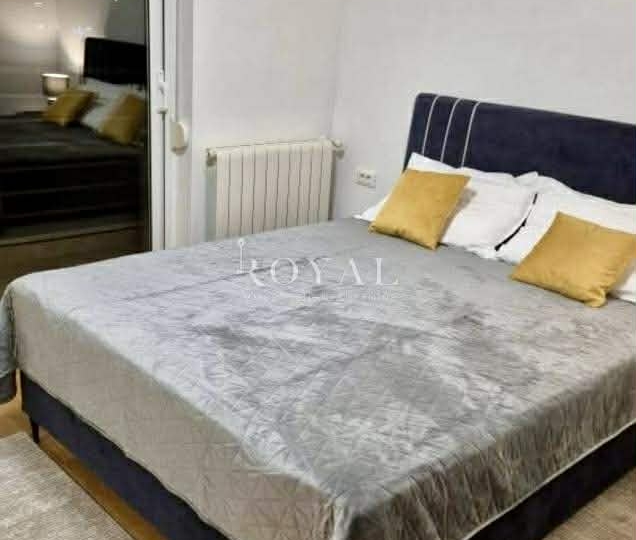 Iznajmljuje se stan na Hostima