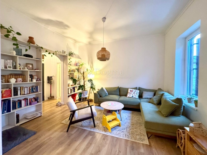 Renovirani austrougraski stan, top lokacija - 81,14m2