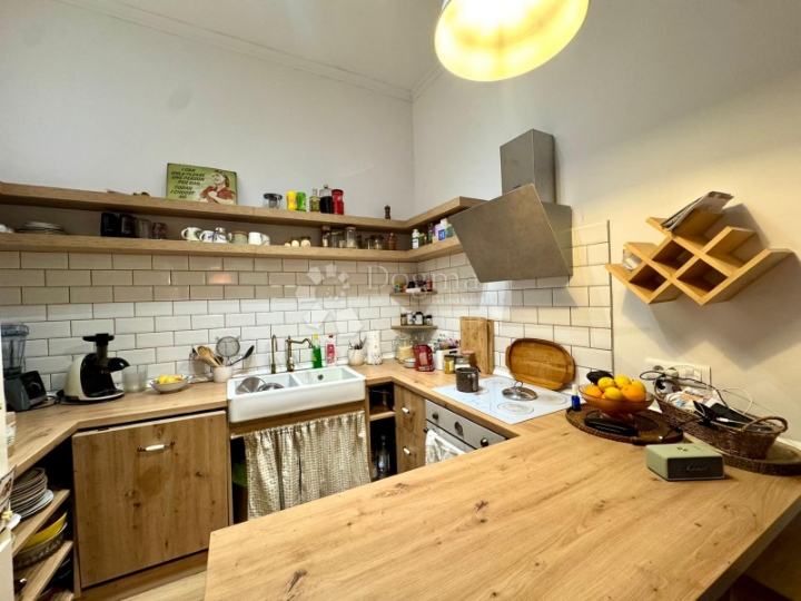 Renovirani austrougraski stan, top lokacija - 81,14m2