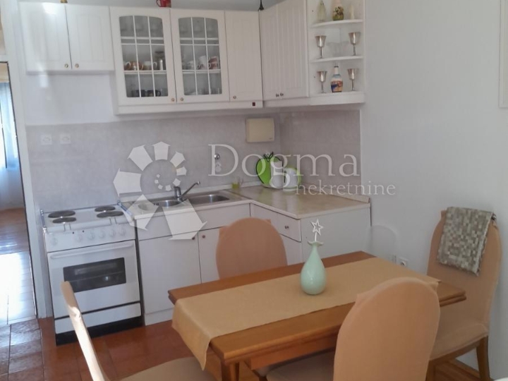 Šarmantni stan  na Drenovi s balkonom i pogledom na more