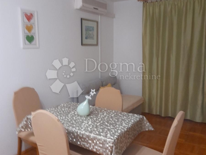 Šarmantni stan  na Drenovi s balkonom i pogledom na more