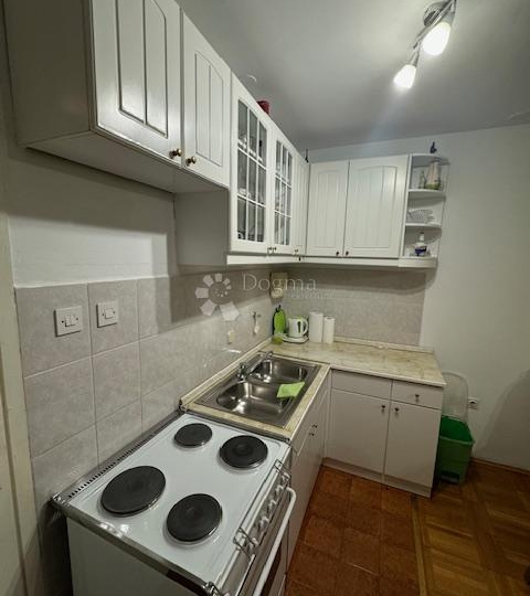 Šarmantni stan  na Drenovi s balkonom i pogledom na more