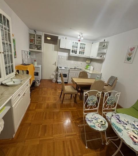 Šarmantni stan  na Drenovi s balkonom i pogledom na more