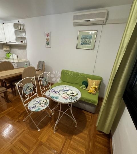 Šarmantni stan  na Drenovi s balkonom i pogledom na more