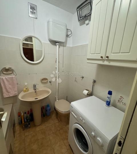 Šarmantni stan  na Drenovi s balkonom i pogledom na more