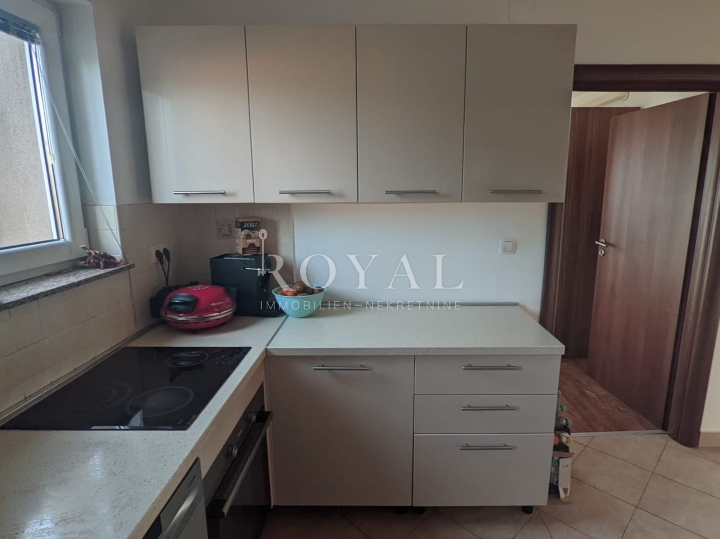 Iznajmljujem etažu na Viškovu