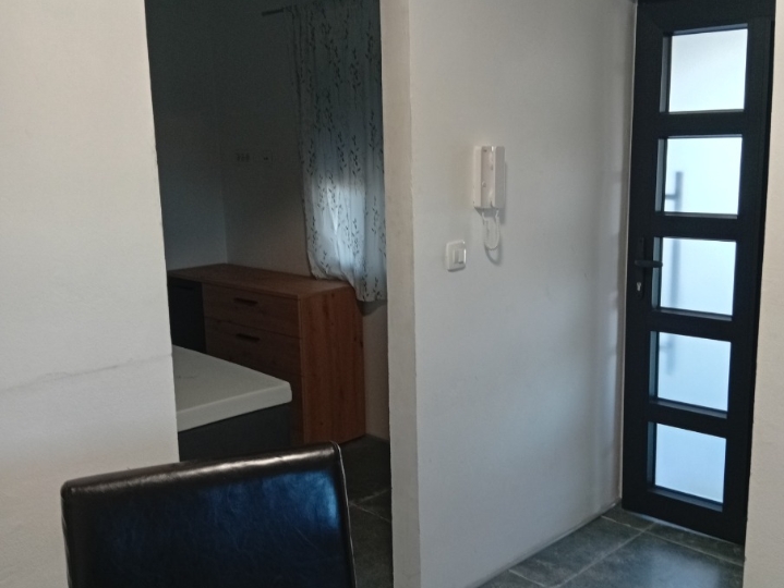 Najam garsonijere, Kostrena