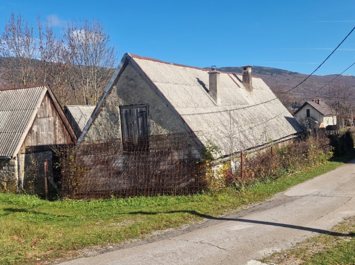 Kuća za adaptaciju sa zemljištem