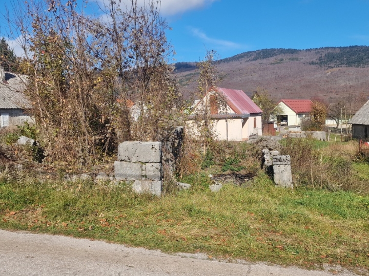 Kuća za adaptaciju sa zemljištem