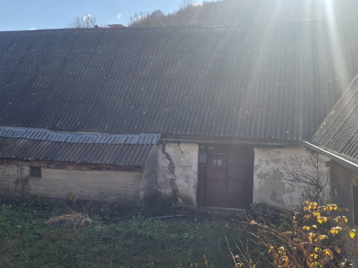 Kuća za adaptaciju sa zemljištem