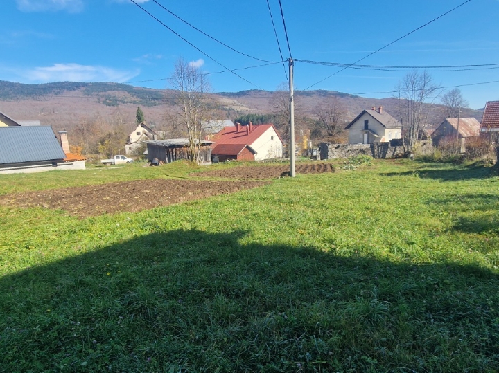 Kuća za adaptaciju sa zemljištem