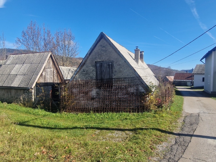 Kuća za adaptaciju sa zemljištem