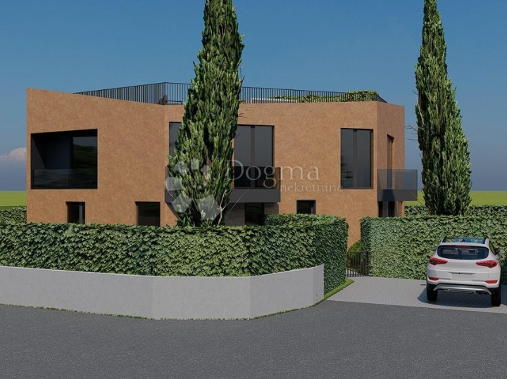 Poreč - jednosoban stan s dvorištem u prizemlju 4 km do mora