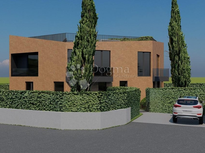 Poreč - jednosoban stan s dvorištem u prizemlju 4 km do mora