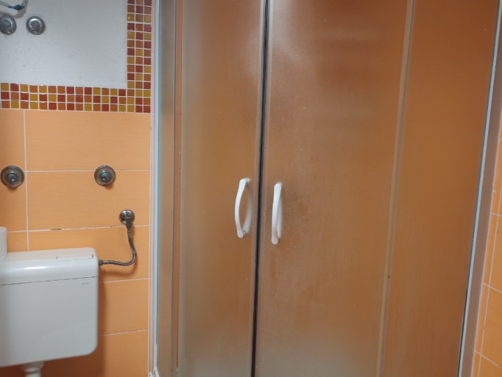 Tuš kabina, lavandin, vodokotlić