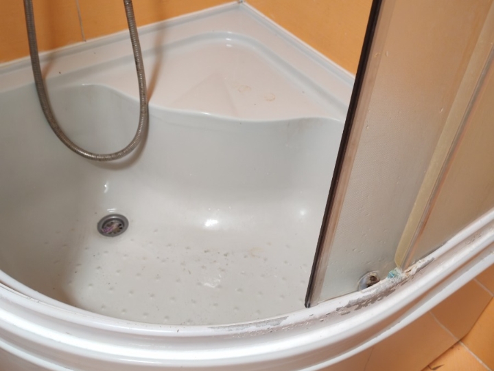 Tuš kabina, lavandin, vodokotlić