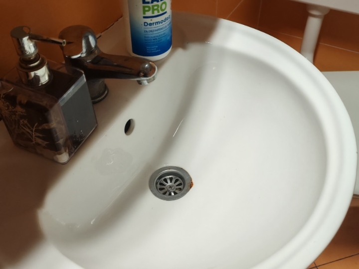 Tuš kabina, lavandin, vodokotlić