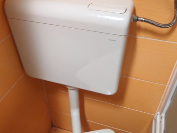 Tuš kabina, lavandin, vodokotlić