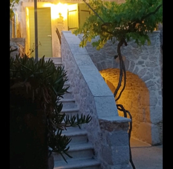 Prodajem kuću na Velom Ižu